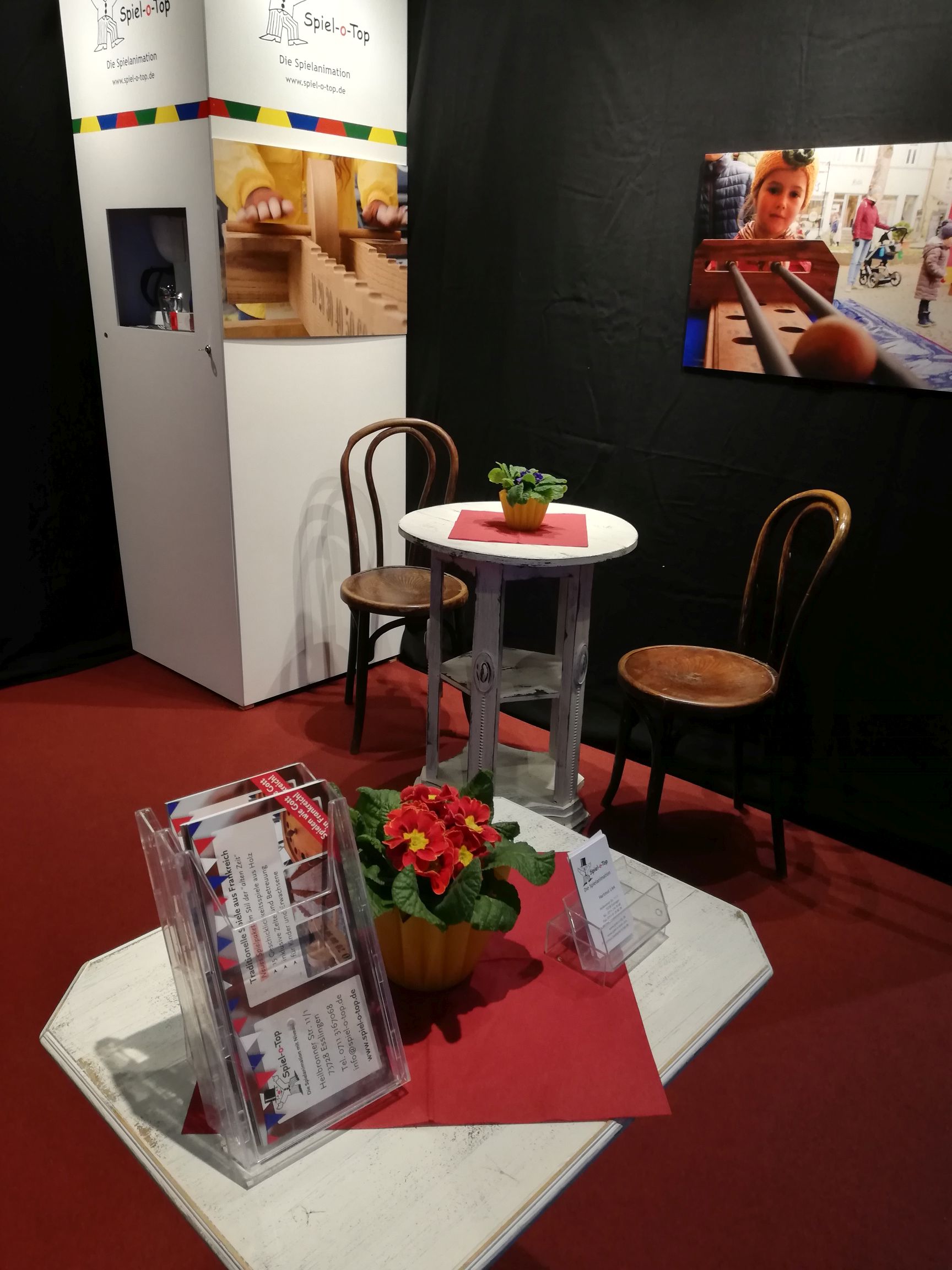 Der Messestand von Spiel-o-Top auf der Internationalen Kulturbörse in Freiburg - Die Möblierung